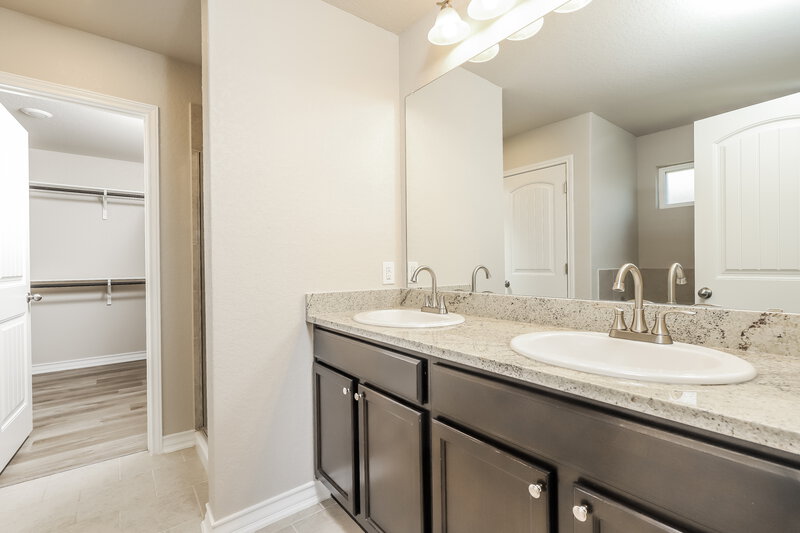 2,100/Mo, 13422 Wild Rye San Antonio, TX 78254 Main Bathroom View