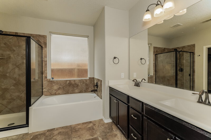 2,275/Mo, 325 Buckboard Ln Cibolo, TX 78108 Main Bathroom View