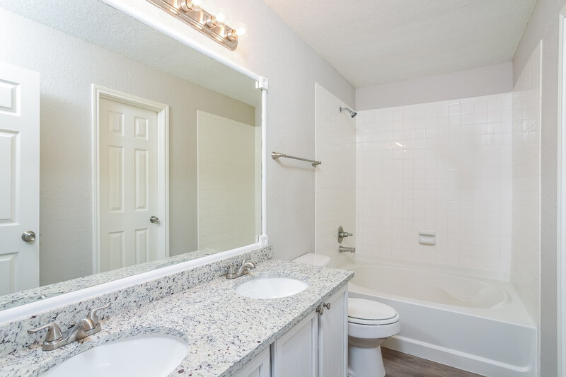 2,000/Mo, 1107 O Hara Dr San Antonio, TX 78251 Main Bathroom View