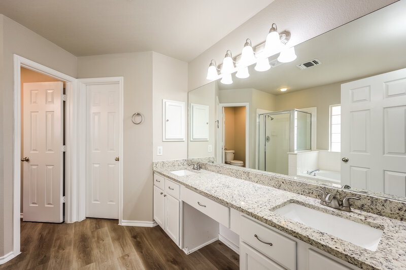2,340/Mo, 2638 Montebello San Antonio, TX 78259 Main Bathroom View