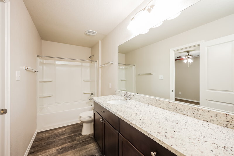 1,690/Mo, 9721 Marbach Brk San Antonio, TX 78245 Main Bathroom View