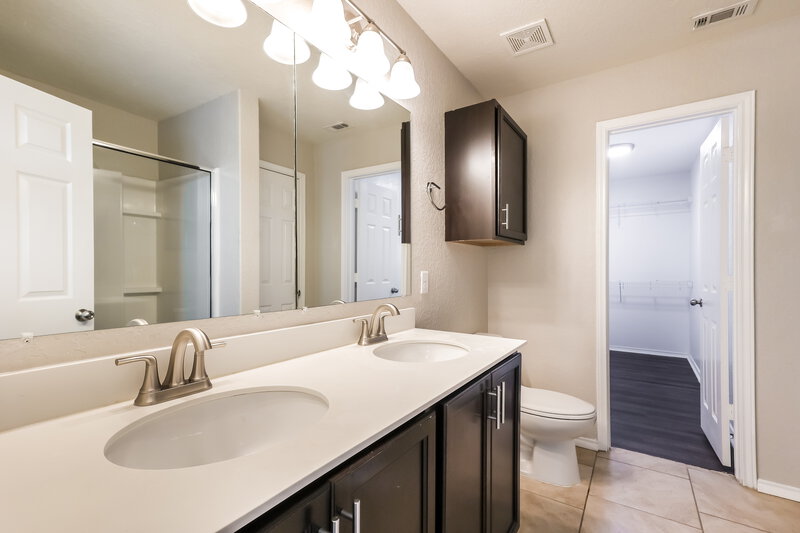 1,740/Mo, 9431 Hanover Sky Converse, TX 78109 Main Bathroom View