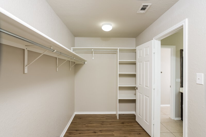 2,250/Mo, 10351 Fort Davis Trl San Antonio, TX 78245 Walk In Closet View