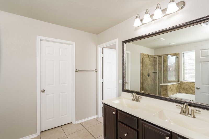 2,250/Mo, 10351 Fort Davis Trl San Antonio, TX 78245 Main Bathroom View