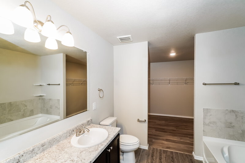 1,885/Mo, 7186 Quarter Moon Converse, TX 78109 Main Bathroom View