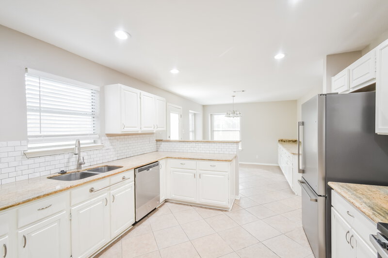 3,040/Mo, 7302 Pine Hvn San Antonio, TX 78244 Kitchen View 2