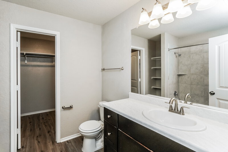 1,910/Mo, 11703 Blackmore Leap San Antonio, TX 78245 Main Bathroom View