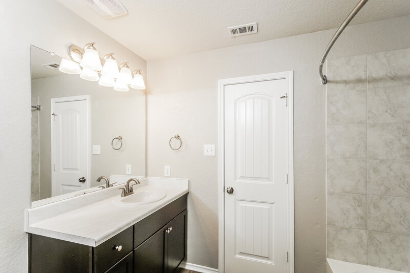 1,910/Mo, 11703 Blackmore Leap San Antonio, TX 78245 Main Bathroom View 2