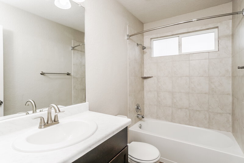 1,910/Mo, 11703 Blackmore Leap San Antonio, TX 78245 Bathroom View