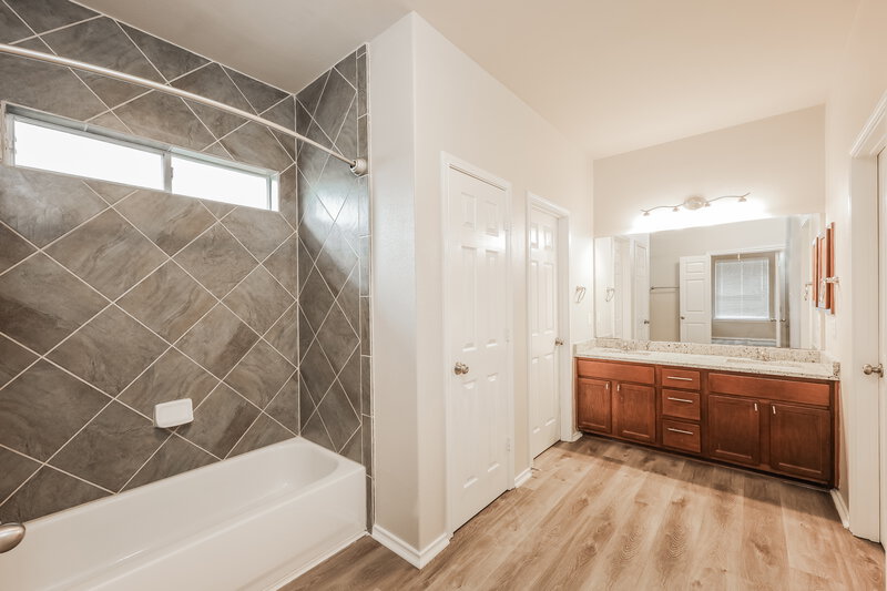 2,195/Mo, 11615 Tahoka Daisy San Antonio, TX 78245 Main Bathroom View