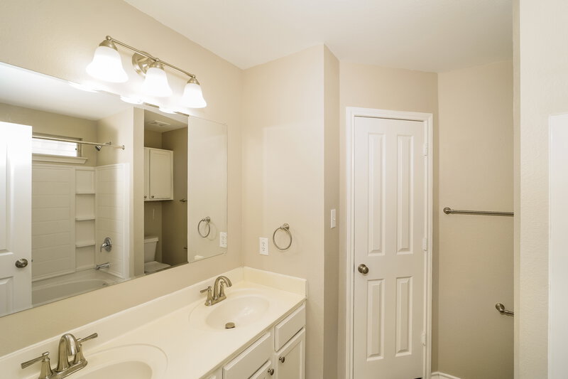 1,740/Mo, 201 Longhorn Way Cibolo, TX 78108 Main Bathroom View