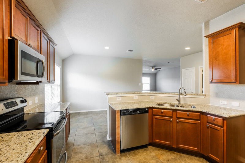 2,095/Mo, 337 Posey Pass New Braunfels, TX 78132 Kitchen View