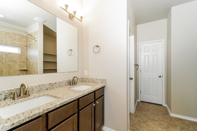 2,280/Mo, 323 Krieghoff Way New Braunfels, TX 78130 Main Bathroom View