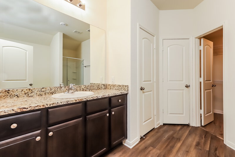 1,880/Mo, 7928 Bluewater Cv San Antonio, TX 78254 Main Bathroom View