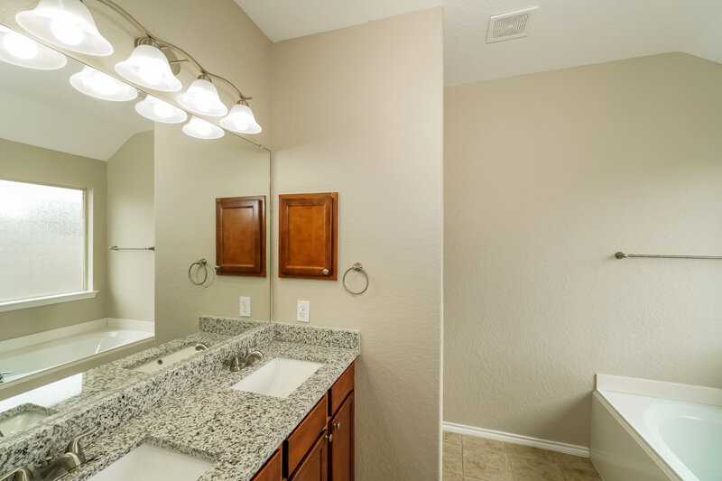 2,260/Mo, 357 Saddlehorn Way Cibolo, TX 78108 Main Bathroom View