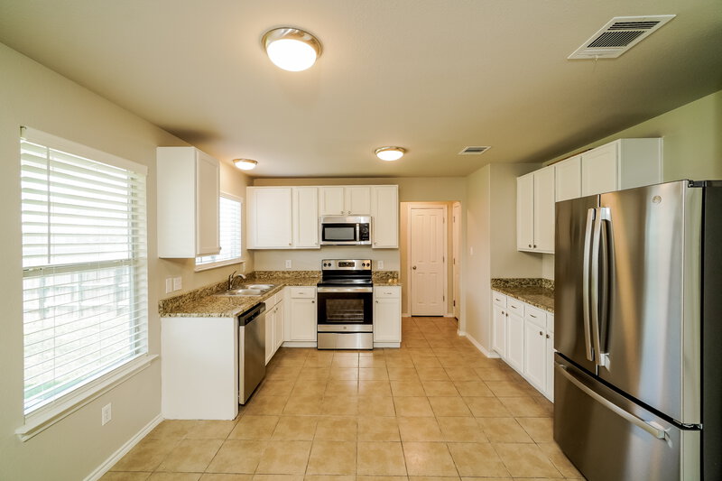 2,150/Mo, 217 Clydesdale St Cibolo, TX 78108 Kitchen View