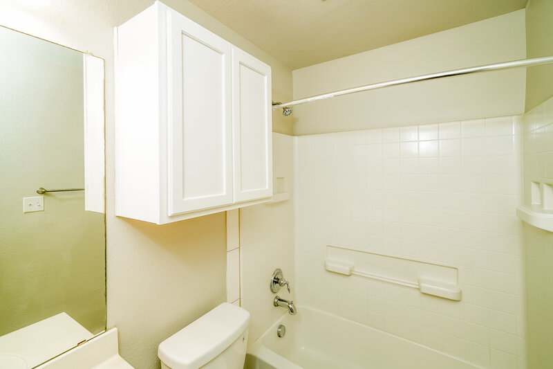 2,150/Mo, 217 Clydesdale St Cibolo, TX 78108 Main Bathroom View