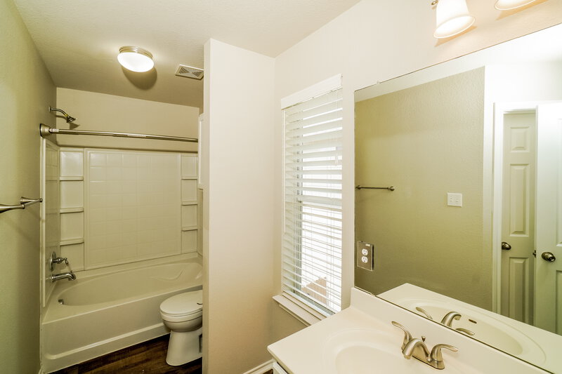 2,150/Mo, 217 Clydesdale St Cibolo, TX 78108 Bathroom View