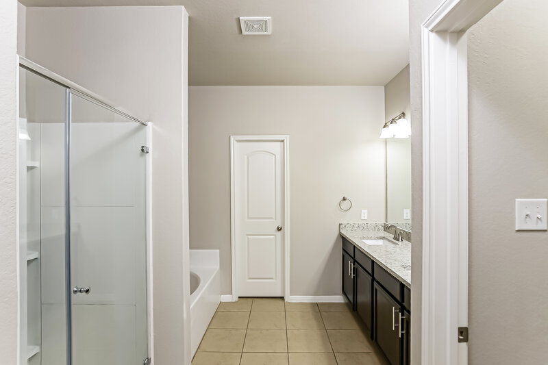 2,290/Mo, 12102 Pawnee San Antonio, TX 78252 Main Bathroom View
