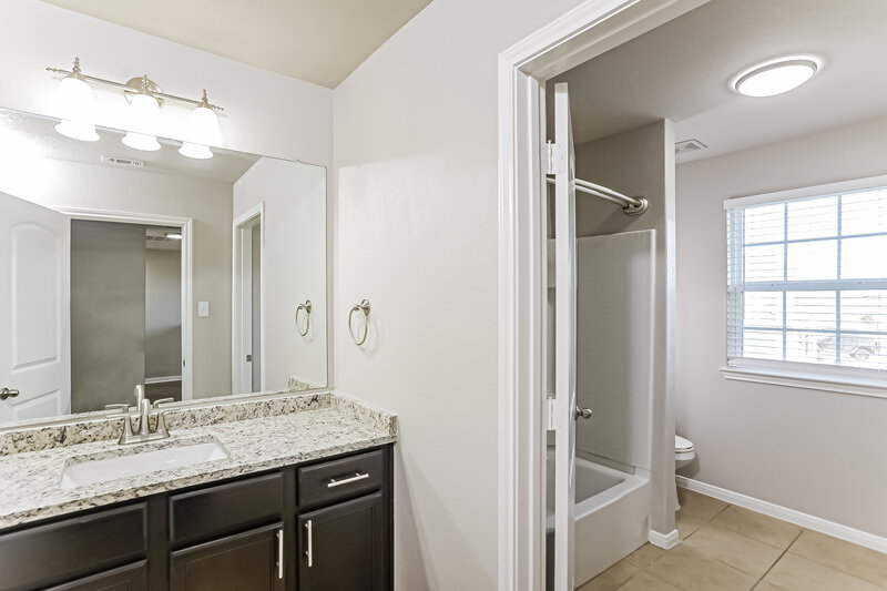 2,290/Mo, 12102 Pawnee San Antonio, TX 78252 Bathroom View