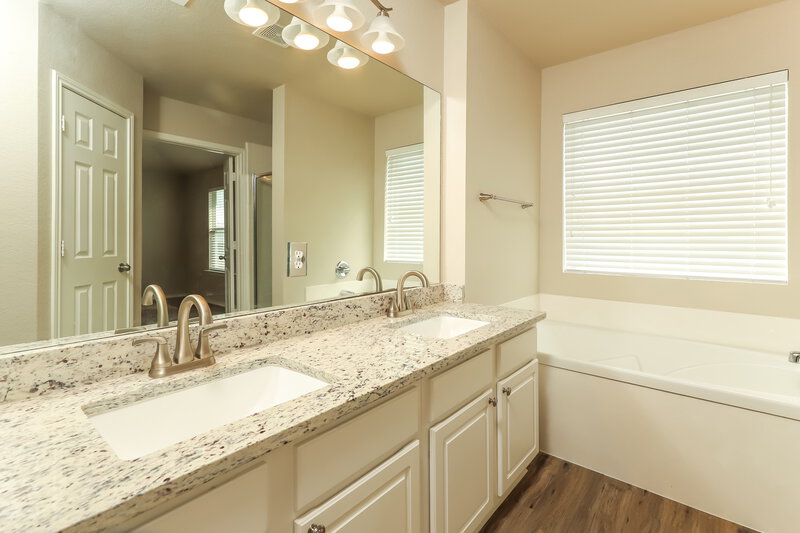 2,175/Mo, 341 Cattle Run Cibolo, TX 78108 Main Bathroom View