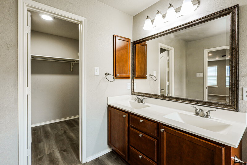 1,720/Mo, 6315 Gerber Mdw San Antonio, TX 78244 Main Bathroom View 2