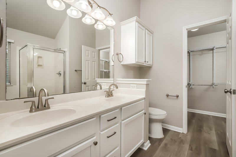 1,610/Mo, 8423 Whitebrush Converse, TX 78109 Main Bathroom View