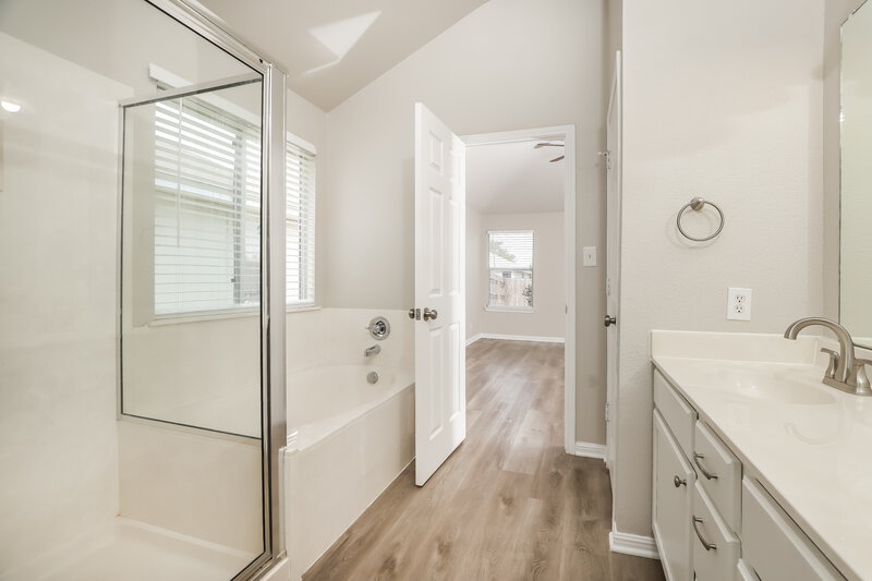 1,610/Mo, 8423 Whitebrush Converse, TX 78109 Main Bathroom View 2