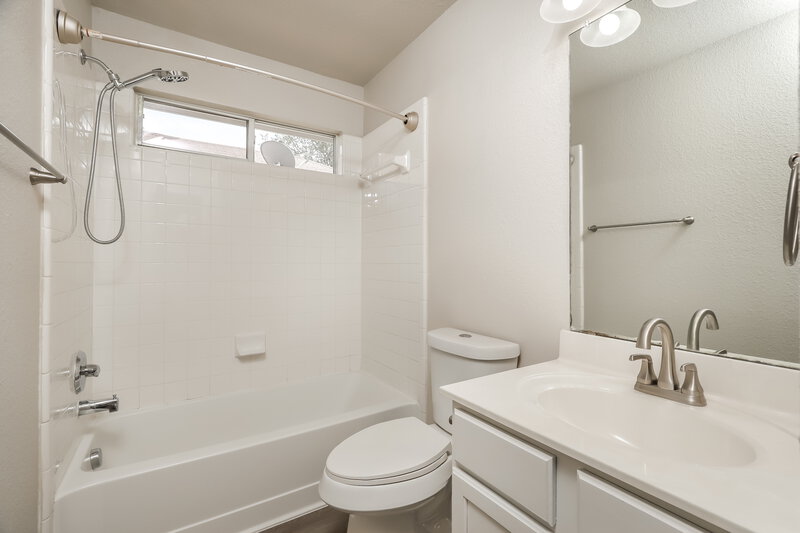 1,610/Mo, 8423 Whitebrush Converse, TX 78109 Bathroom View