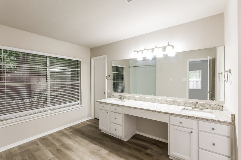 2,505/Mo, 18814 Redrock Crk San Antonio, TX 78259 Main Bathroom View