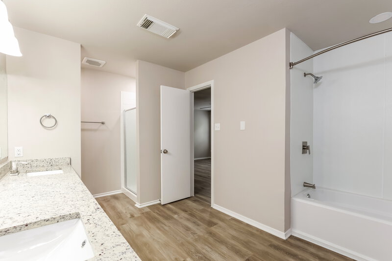 2,505/Mo, 18814 Redrock Crk San Antonio, TX 78259 Main Bathroom View 2