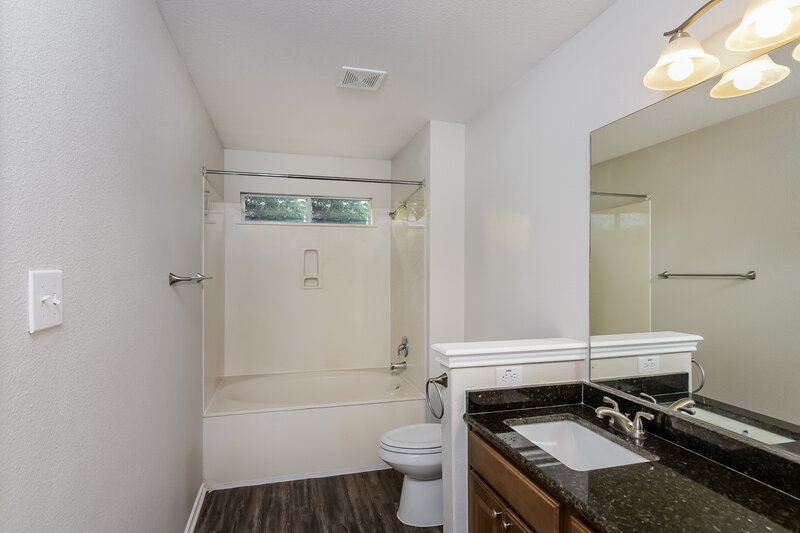 2,430/Mo, 214 Cardinal Way San Antonio, TX 78253 Main Bathroom View