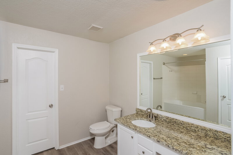 1,955/Mo, 10711 Amble Coach San Antonio, TX 78245 Main Bathroom View
