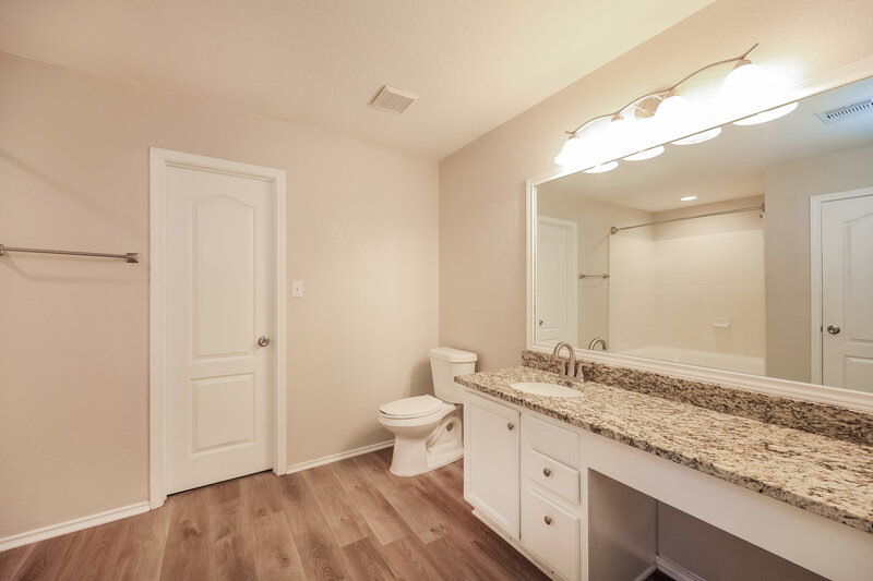 1,740/Mo, 10711 Amble Coach San Antonio, TX 78245 Main Bathroom View