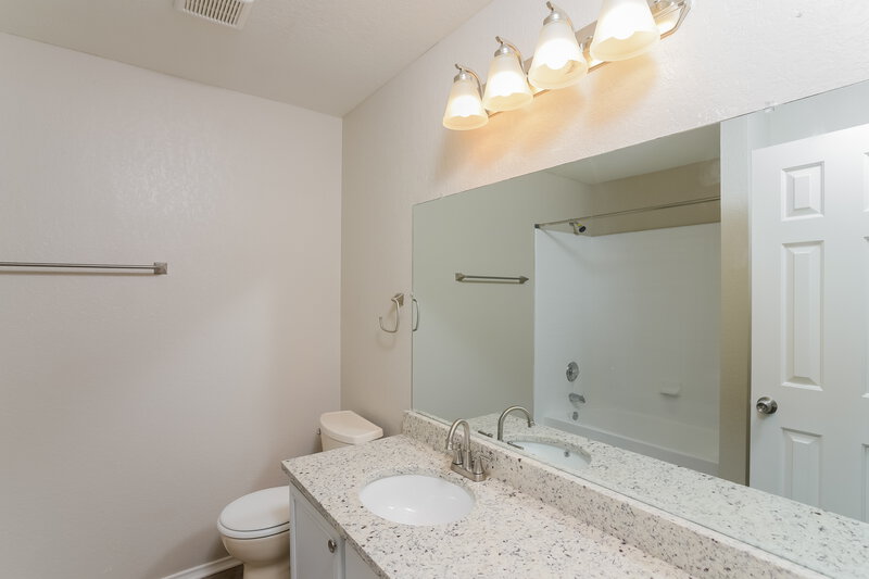 1,675/Mo, 9963 Sunview Pass San Antonio, TX 78245 Main Bathroom View