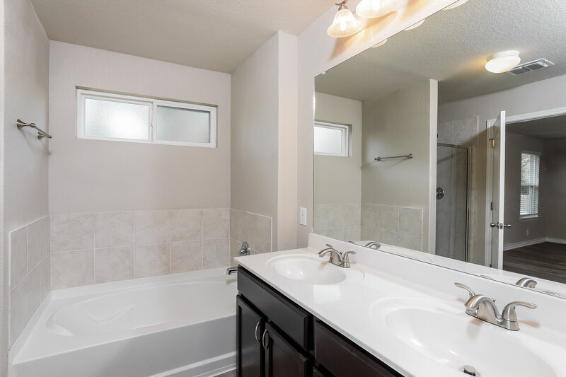 2,180/Mo, 5904 Calaveras Way San Antonio, TX 78253 Main Bathroom View