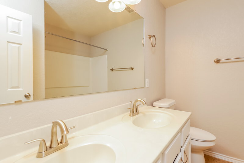 2,630/Mo, 3620 Cherokee Winds Selma, TX 78154 Bathroom View