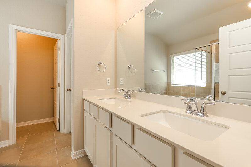 1,985/Mo, 520 Shelton Pass Cibolo, TX 78108 Main Bathroom View