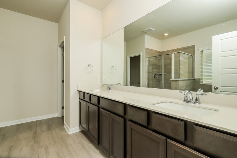 2,335/Mo, 528 Shelton Pass Cibolo, TX 78108 Main Bathroom View