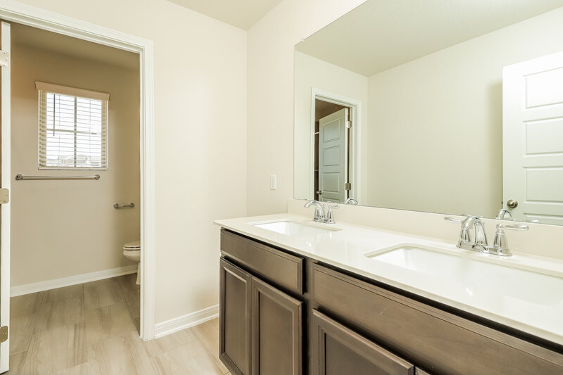 2,335/Mo, 528 Shelton Pass Cibolo, TX 78108 Bathroom View 2