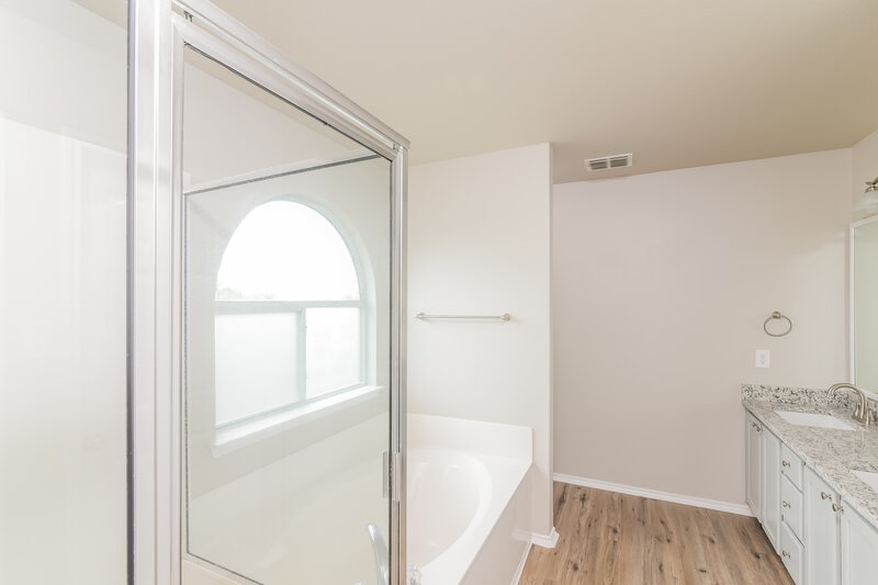2,060/Mo, 10814 Pony Mesa San Antonio, TX 78254 Main Bathroom View