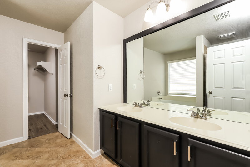 1,890/Mo, 3418 Maguey Trl San Antonio, TX 78245 Main Bathroom View