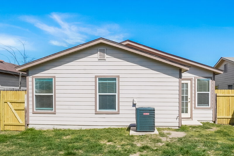 1,540/Mo, 7223 Archers Coach San Antonio, TX 78244 Rear View