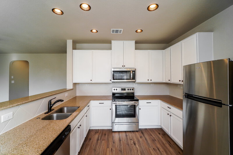 2,300/Mo, 116 Hinge Chase Cibolo, TX 78108 Kitchen View