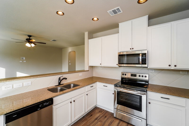 2,300/Mo, 116 Hinge Chase Cibolo, TX 78108 Kitchen View 2