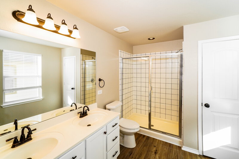 2,300/Mo, 116 Hinge Chase Cibolo, TX 78108 Main Bathroom View