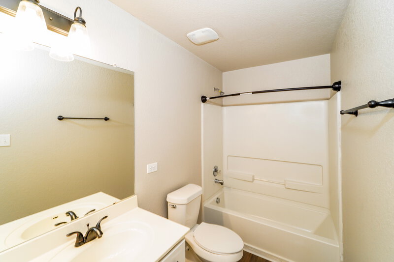2,300/Mo, 116 Hinge Chase Cibolo, TX 78108 Bathroom View