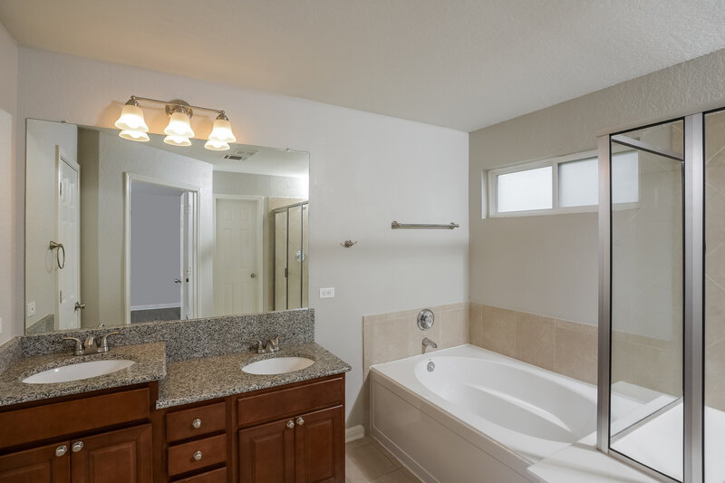 2,115/Mo, 11822 Woodland Deer San Antonio, TX 78254 Main Bathroom View