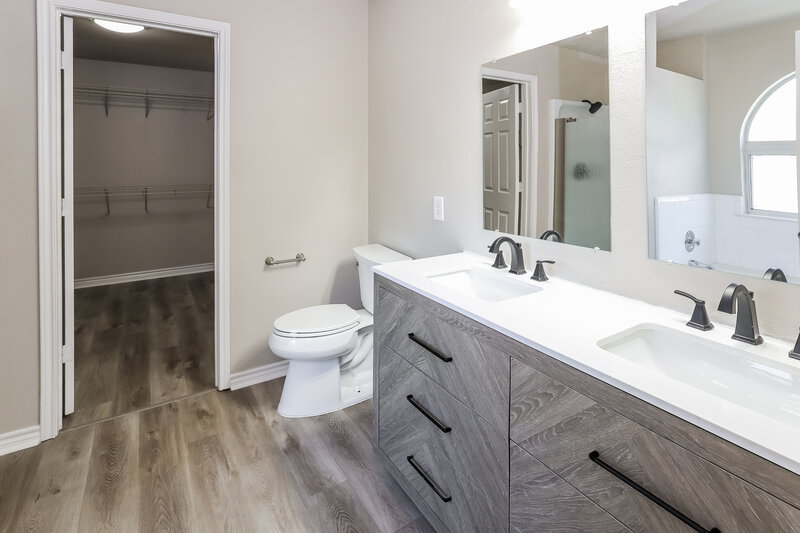 1,970/Mo, 816 Cub Path San Antonio, TX 78251 Main Bathroom View