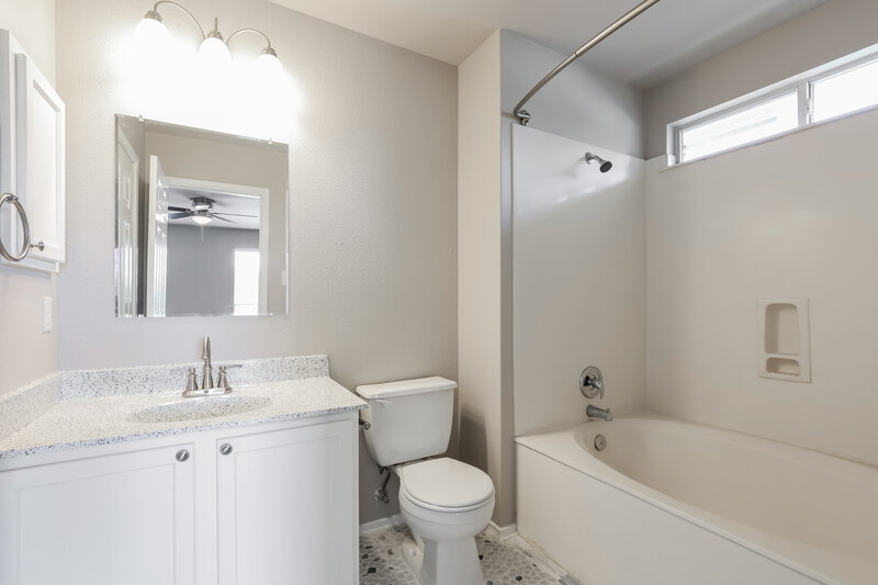 1,825/Mo, 8815 Meadow Spgs Universal City, TX 78148 Main Bathroom View